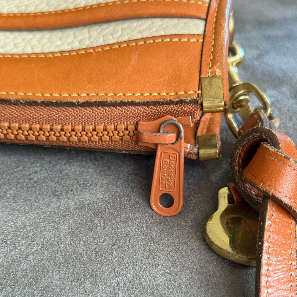 VINTAGE Dooney & Bourke Tan and Cream Genuine Leather Crossbody Bag - Picture 5 of 16